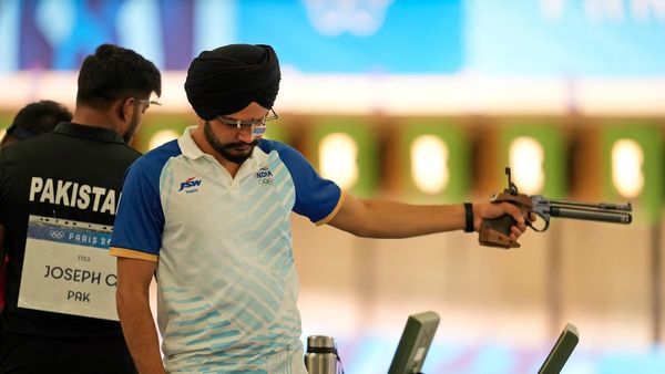 Paris Olympics: पेरिस ओलंपिक में भारत को लगा एक और झटका! सरबजोत और चीमा पिस्टल राउंड से बाहर