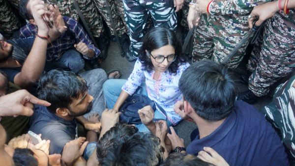 दिल्ली में कोचिंग सेंटर हादसे के बाद भड़के छात्र, करोलबाग मेट्रो स्टेशन का किया घेराव