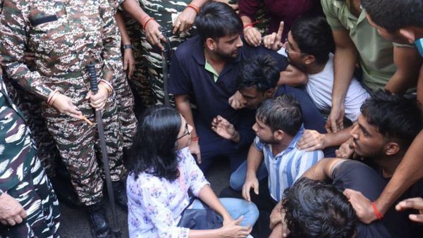 'पॉलिटिक्स नहीं करने देंगे...' स्टूडेंट्स से मिलने ओल्ड राजेंद्र नगर पहुंची स्वाति मालीवाल के खिलाफ नारेबाजी