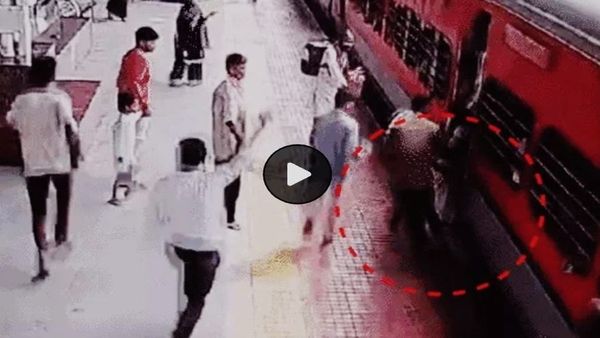 Burhanpur News: बुरहानपुर रेलवे स्टेशन पर बुजुर्ग का ट्रेन से पैर फिसला, पुलिस जवान ने खींच कर बचाई जान