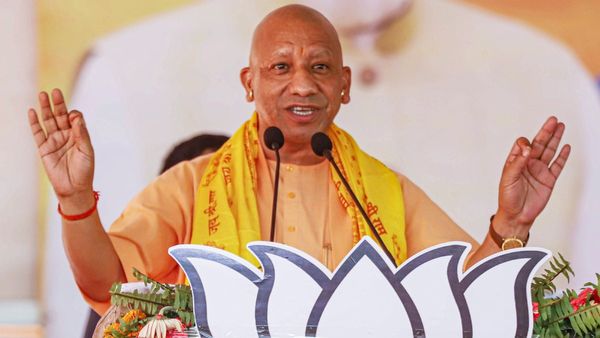 UP News: योगी सरकार ने 55 लाख बुजुर्गों को दी पेंशन राशि, एक ही दिन में 1659 करोड़ किए वितरित
