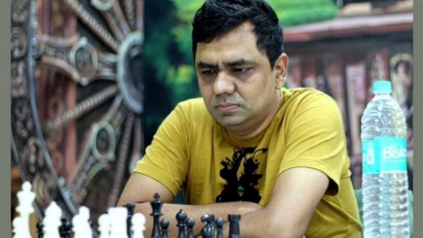 बांग्लादेश के दिग्गज शतरंज खिलाड़ी की लाइव मैच में मौत, बेटे की आँखों के सामने चली गई जान