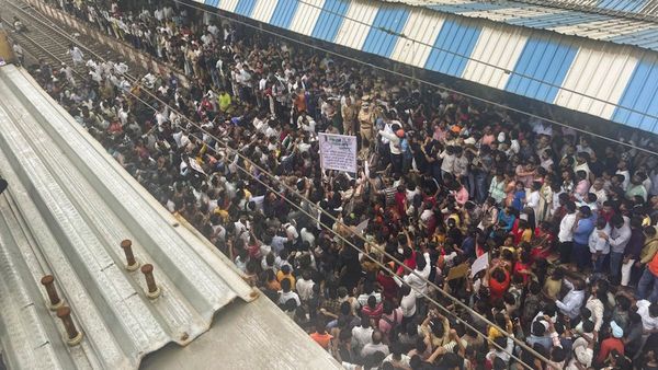 ठाणे के बदलापुर में क्या हुआ? जिसके चलते लोगों ने रोक दी ट्रेनें, जानें मामले की एक-एक बात