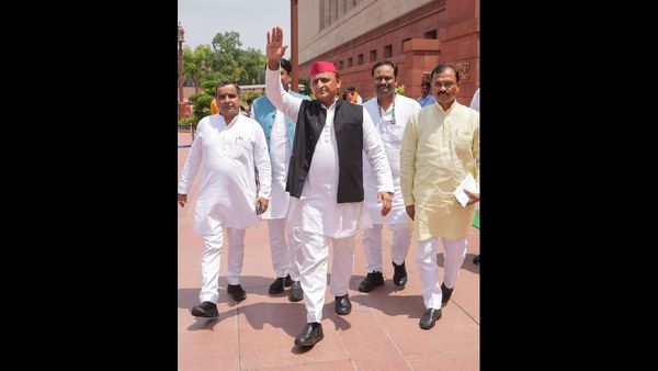 अखिलेश यादव ने फोगाट को ओलंपिक अयोग्य ठहराए जाने पर आईओए के रुख की निंदा की