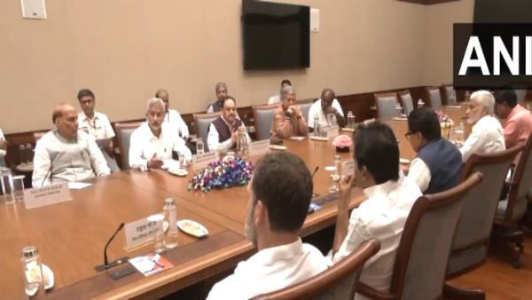 भारतीयों को लेकर मोदी सरकार अलर्ट, बांग्लादेश की स्थिति पर हुई सर्वदलीय बैठक, विदेश मंत्री ने दी ब्रीफिंग