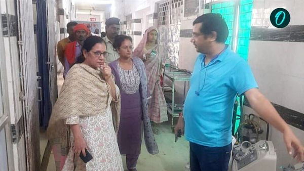 Maihar News: अचानक सरकारी अस्पताल पहुंची डीएम तो मचा हड़कंप, फर्श पर लेटी महिला ने बताई ये बात