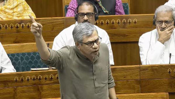 'हम रील बनाने वालों में नहीं...' सदन में भड़के रेल मंत्री, विपक्ष को सुनाई खरी-खरी, दिया नौकरी का डेटा