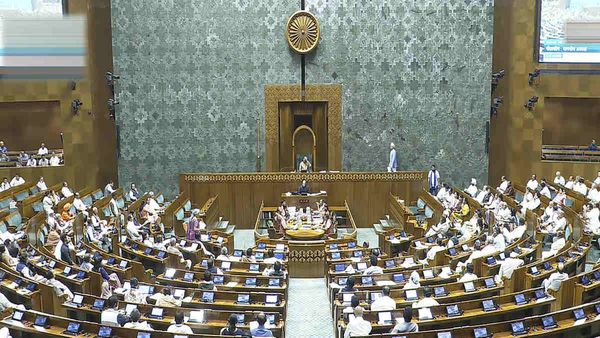 Parliament: संसद में विपक्ष का हंगामा, दोनों सदन की कार्यवाही अनिश्चितकाल के लिए स्थगित