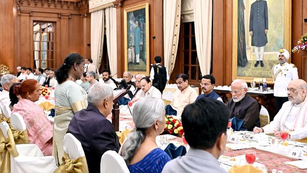 ओलंपियन, टॉपर्स और 'मन की बात' में शामिल लोगों को 'At Home' में बुलाएं: राज्यों से बोला MHA