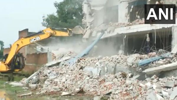 अयोध्या: सपा नेता मोईद खान के शॉपिंग कॉम्प्लेक्स पर बड़ा एक्शन, बुलडोजर चलाकर किया ध्वस्त