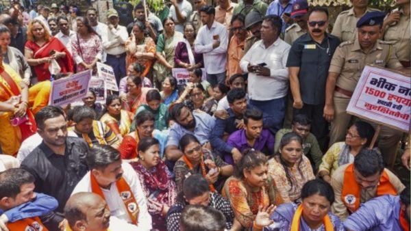 Badlapur School sexual assault: आरोपी की मां बोली- मेरे बेटे को झूठा फंसाया गया, किया ये चौंकाने वाला खुलासा