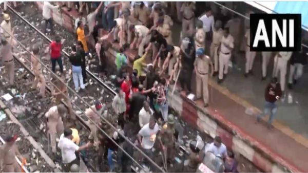 स्‍कूल में बच्चियों के साथ यौन उत्‍पीड़न को लेकर फूटा गुस्‍सा, लोगों ने रोकी ट्रेनें, पुलिस ने चलाई जमकर लाठी