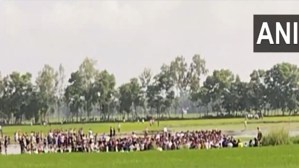 भारत-बांग्लादेश सीमा पर बड़ी संख्‍या में एकत्र हुए बांग्लादेशी, लगाए नारे, जीरो प्वाइंट पर बीएसएफ ने रोका