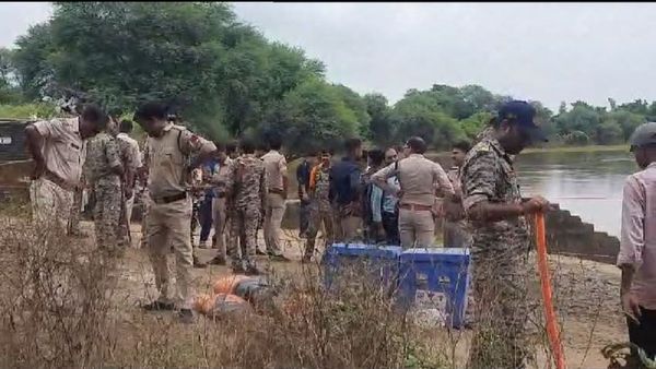 Bhind News: नाव पलटने से SDERF के दो जवान नदी में डूबे, रस्सियों का जाल बनाकर तलाश में जुटे 100 जवान