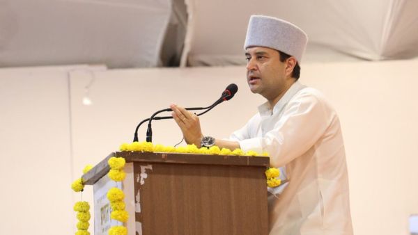 'माला पहनाई फिर पैर छुए', ज्योतिरादित्य सिंधिया पैरों में दंडवत हुए कांग्रेसी विधायक