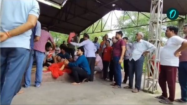 MP News: चिता पर शव रखते ही हिलने लगे होठ, परिजन कफन समेत महिला को लेकर पहुंचे अस्पताल