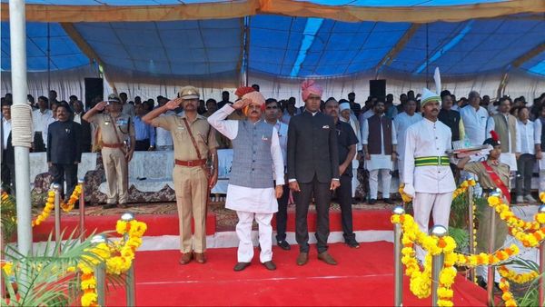 जैकेट में उल्टे तिरंगा का बैच लगाने पर ट्रोल हो रहे डिप्टी CM, कांग्रेस ने राष्ट्रीय ध्वज का अपमान बताया