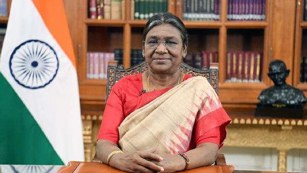 Indenpendence Day: राष्ट्रपति मुर्मू ने जवानों को किया सम्मानित, वायु सेना मेडल और शौर्य चक्र से नवाजा