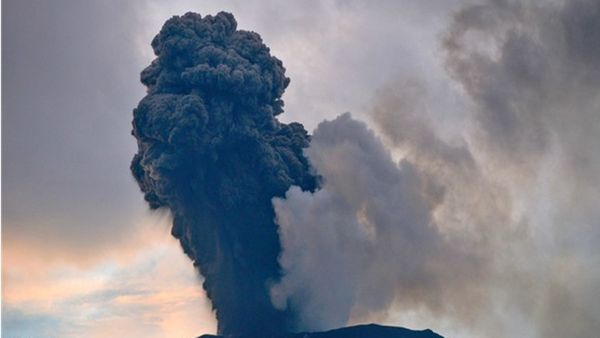 रूस में 7.0 तीव्रता के भूकंप के बाद फटा ज्वालामुखी, कई किलोमीटर ऊपर तक निकला लावा