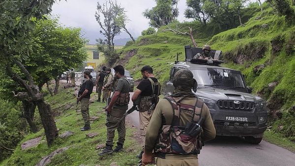 Udhampur encounter: सुरक्षा बलों व आतंकवादियों के बीच सुबह से मुठभेड़ जारी, जंगलों में छिपे हैं आतंकी