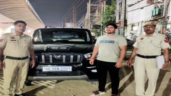 Haryana News: सड़क पर एक बार फिर स्टंट करती दिखी गाड़ियां, सोहना रोड पर बादशाहपुर का है मामला