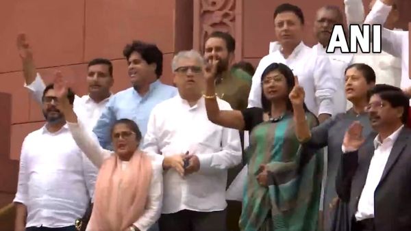 विनेश फोगाट पर संसद में खेल मंत्री के बयान से खफा विपक्ष, न्याय की मांग करते हुए किया वॉकआउट