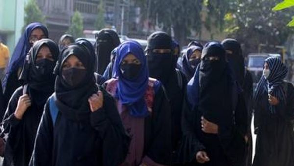 Kanpur: हिजाब पहनकर कॉलेज पहुंचीं 12वीं की पांच छात्राएं, टीचर ने टोका तो भड़क गईं वो