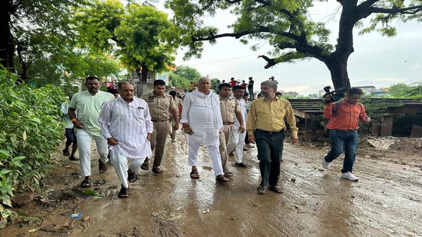 किरोड़ी लाल मीणा ने सोशल मीडिया पर कैबिनेट मंत्री लिखकर फिर हटाया, बाढ़ग्रस्त इलाके में कहा-'मैं आपदा मंत्री'