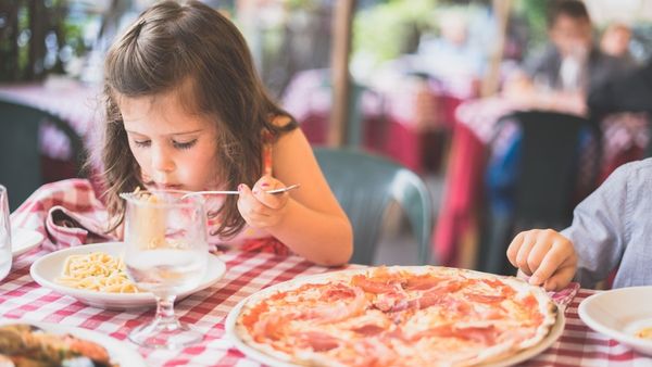 रात को सोने से कितने घंटे पहले करें डिनर? वरना हो सकती हैं ये बड़ी समस्याएं