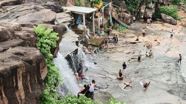 Satna News: सेल्फी के चक्कर में फिसला पैर, जंगल के झरने में बह गए 5 युवक, दो की मौत