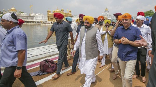 अमृतसर में स्वर्ण मंदिर पहुंचे मनीष सिसोदिया, केजरीवाल की जल्द रिहाई के लिए प्रार्थना की