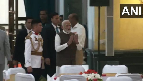 Independence Day: पीएम मोदी राष्ट्रपति भवन में एट होम कार्यक्रम में हुए शामिल, देखिए वीडियो