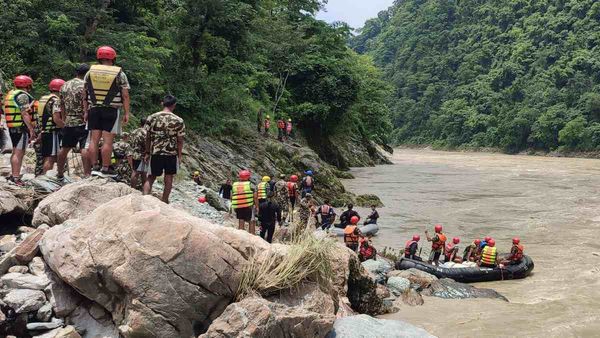 नेपाल में लैंडस्लाइड के एक महीने बाद लापता यात्रियों और दो बसों की तलाश जारी, जानिए अब तक का अपडेट