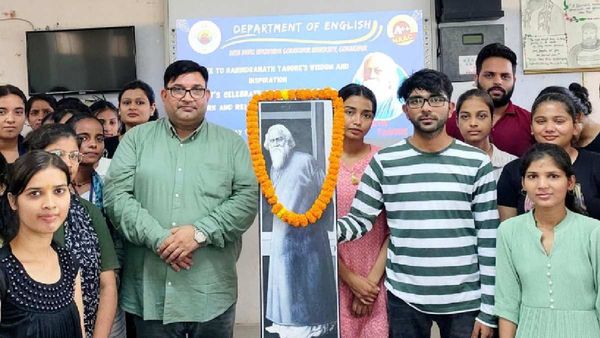 Gorakhpur News: DDU University के अंग्रेज़ी विभाग ने इस खास तरीके से रवींद्रनाथ टैगोर को किया याद