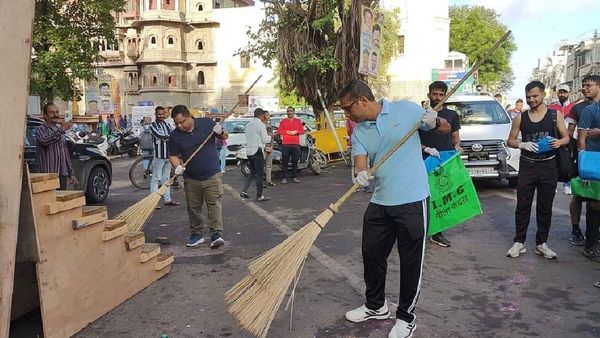 Indore News: हाथ में झाड़ू लेकर सड़क साफ करने लगे कलेक्टर, स्वच्छता का संदेश दिया