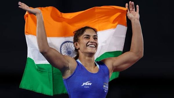 Paris Olympic में धाकड़ गर्ल विनेश फोगाट का जलवा बरकरार, धमाकेदार अंदाज में मारी सेमीफाइनल में एंट्री