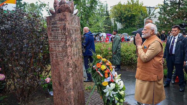 पोलैंड पहुंचकर PM मोदी ने जाम साहब नवानगर मेमोरियल पर अर्पित की श्रद्धांजलि, मोंटे कैसिनो स्मारक का भी दौरा