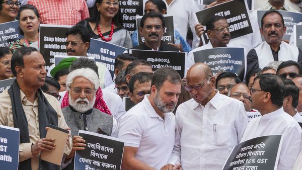 बीमा प्रीमियम पर GST बढ़ाए जाने के खिलाफ विपक्ष का जोरदार प्रोटेस्ट, राहुल बोले- TAX फ्री हो इंश्योरेंस