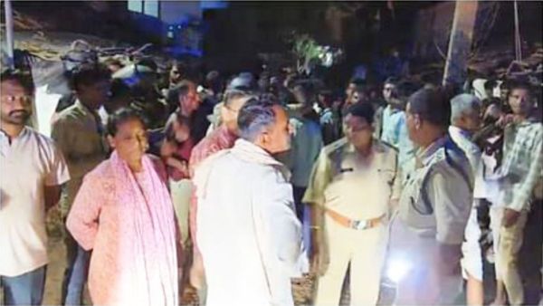 MP News: आगर मालवा में बासी मीट पर सांप्रदायिक बवाल, युवक को चाकू घोंपा; ग्रामीणों ने चिकन शॉप फूंका