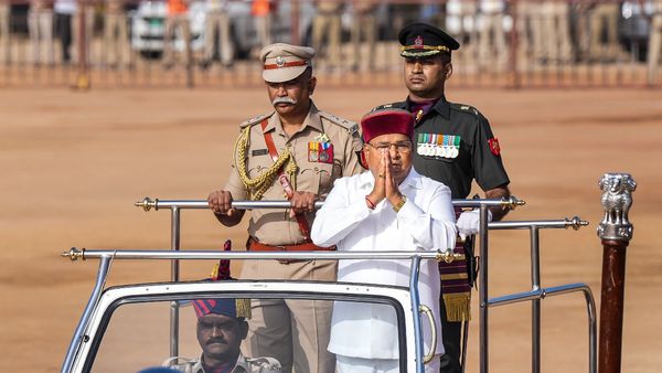 कर्नाटक के राज्यपाल की सुरक्षा बढ़ी, हो रहा है विरोध, सीएम सिद्दारमैया के खिलाफ दी है मुकदमा चलाने की अनुमति