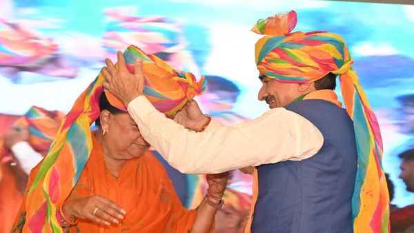 Rajasthan News: मदन राठौड़ के मंच पर सहज भाव में क्यों नजर आई वसुंधरा राजे, क्या है पद, मद और कद का पूरा खेल
