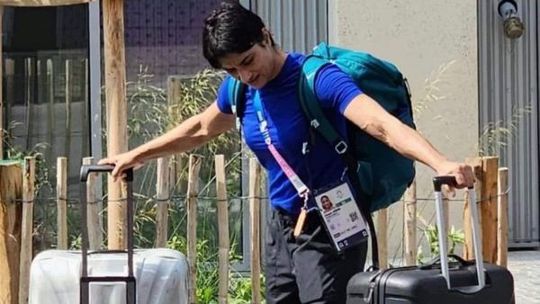 Vinesh Phogat उदास चेहरे के साथ खेल गाँव से निकलीं, जानिए कब पहुंचेगी भारत