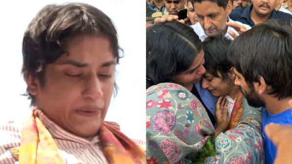 भारत आते ही भावुक हो गईं विनेश फोगाट, साक्षी और बजरंग के गले लगकर रो पड़ीं, देखें वीडियो