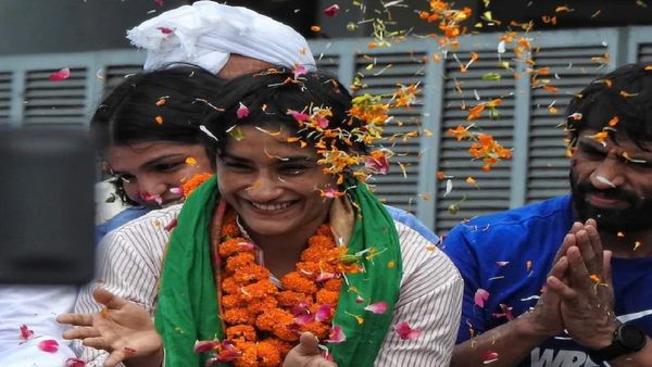 विनेश फोगाट का घर पर हुआ अनोखा स्वागत! चौकीदार से लेकर फौजी तक, पूरे गांव से मिली पुरस्कार राशि