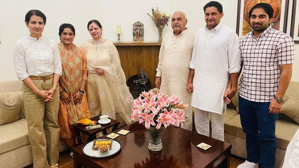 हरियाणा चुनाव 2024: विनेश फोगाट की कांग्रेस नेताओं से मुलाकात, कहां-किसके सामने लड़ सकती हैं चुनाव