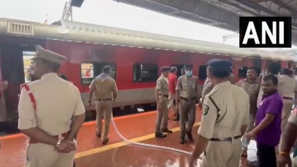 विशाखपट्टनम: तिरुमला एक्सप्रेस ट्रेन की कई बोगियों में लगी भीषण आग, जानिए अपडेट