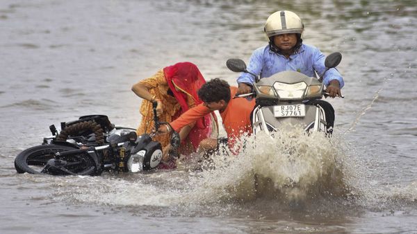 Weather: दिल्ली, गुजरात, महाराष्ट्र के बाद झारखंड में जल तांडव! कहीं ऑरेंज तो कहीं रेड अलर्ट, बड़े मौसम अपडेट