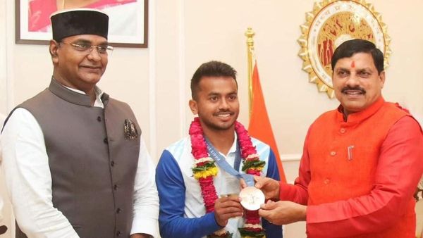 Bhopal News: ओलंपिक 2024 में कांस्य पदक विजेता विवेक सागर का जोरदार स्वागत, सीएम यादव से की मुलाकात