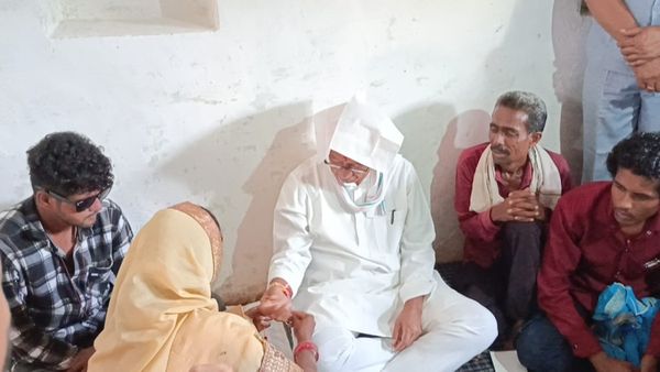 पूर्व CM दिग्विजय ने रक्षाबंधन पर अंजना अहिरवार की मां से बंधवाई राखी, दलित परिवार को दुख की घड़ी में दिया साथ