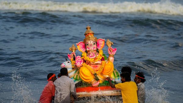 आज होगा गणेश विसर्जन, मुंबई पुलिस ने जारी की ट्रैफिक एडवाइजरी, इन रास्तों पर जाने से बचें